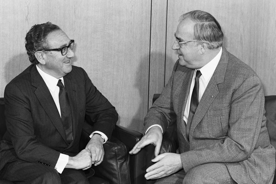Vodilni Rockefellerjev agent Henry Kissinger in Helmut Köhl leta 1983.